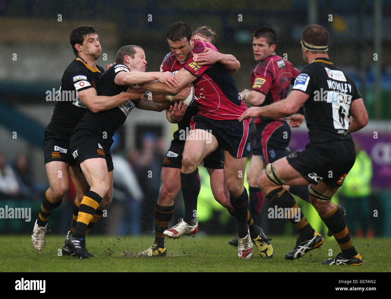 Cardiff Blues Jamie Roberts est affronté par Wasps Dave Walder lors du match de demi-finale de la coupe du défi Amlin à Adams Park, Londres. Banque D'Images