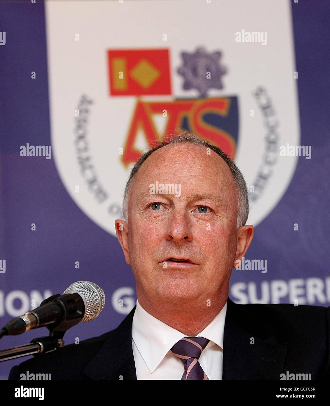 Le ministre de la Justice, de l'égalité et de la réforme du droit Dermot Ahern TD s'adresse à la conférence annuelle de l'Association des surintendants de Garde au club de Garda Westmanstown, au siège de Dublin. Banque D'Images