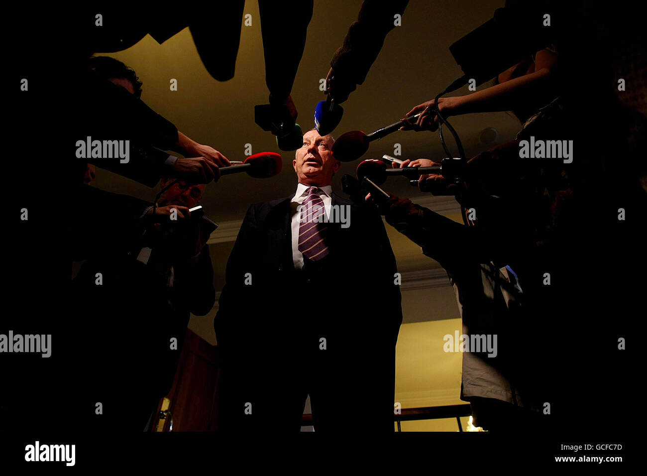 Le ministre de la Justice, de l'égalité et de la réforme du droit Dermot Ahern TD s'adresse aux médias à la conférence annuelle de l'Association des surintendants de Garde au club de Garda Westmanstown, au Co.Dublin. Banque D'Images