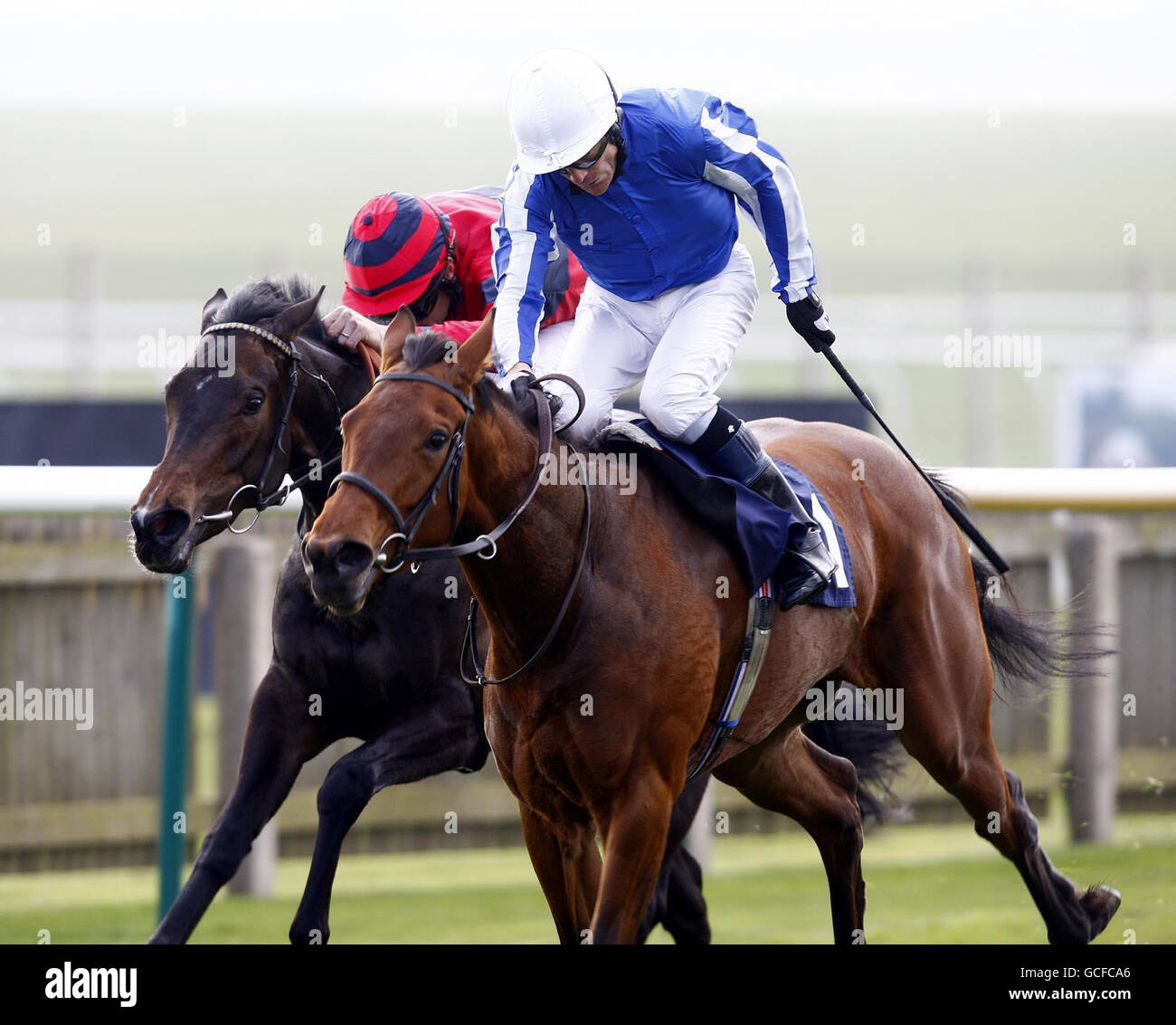 Le spectacle musical de Jockey Kieren Fallon (à droite) remporte les piquets Leslie Harrison Memorial Nell Ghyn lors de la réunion Craven au Newmarket Racecourse, Suffolk. Banque D'Images