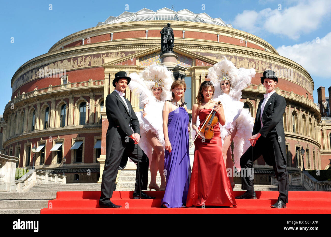 Katie Derham (3e à gauche) le nouveau présentateur de BBC Proms avec Nicola Benedetti (4e à gauche) ancien vainqueur du jeune musicien de l'année de la BBC, avec des artistes de style Broadway en dehors du Royal Albert Hall dans le centre de Londres, pour lancer les Proms de la BBC 2010. Banque D'Images