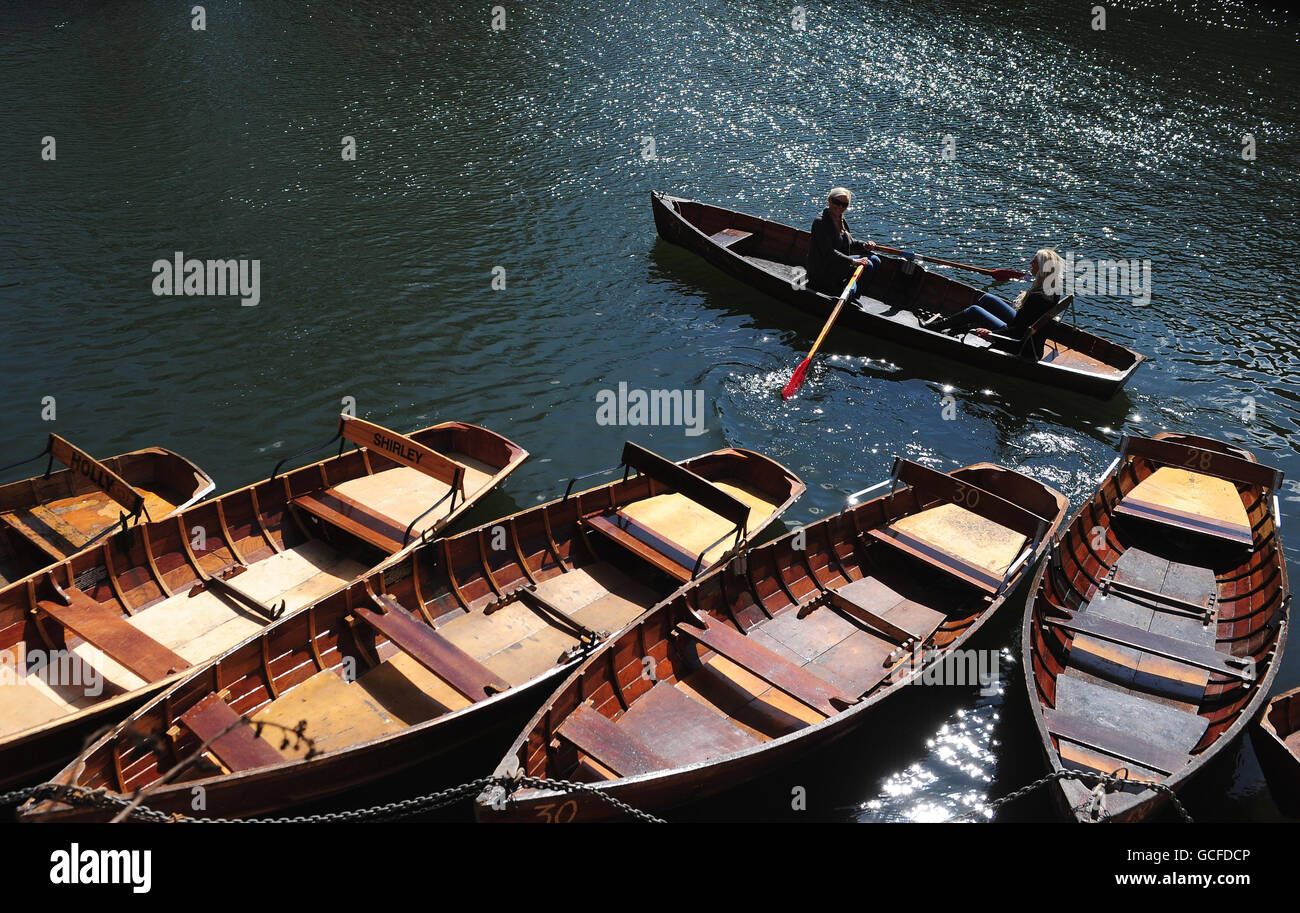 Les gens sont à la tête d'un bateau pour profiter du temps chaud à Durham, dans le nord-est de l'Angleterre. Banque D'Images