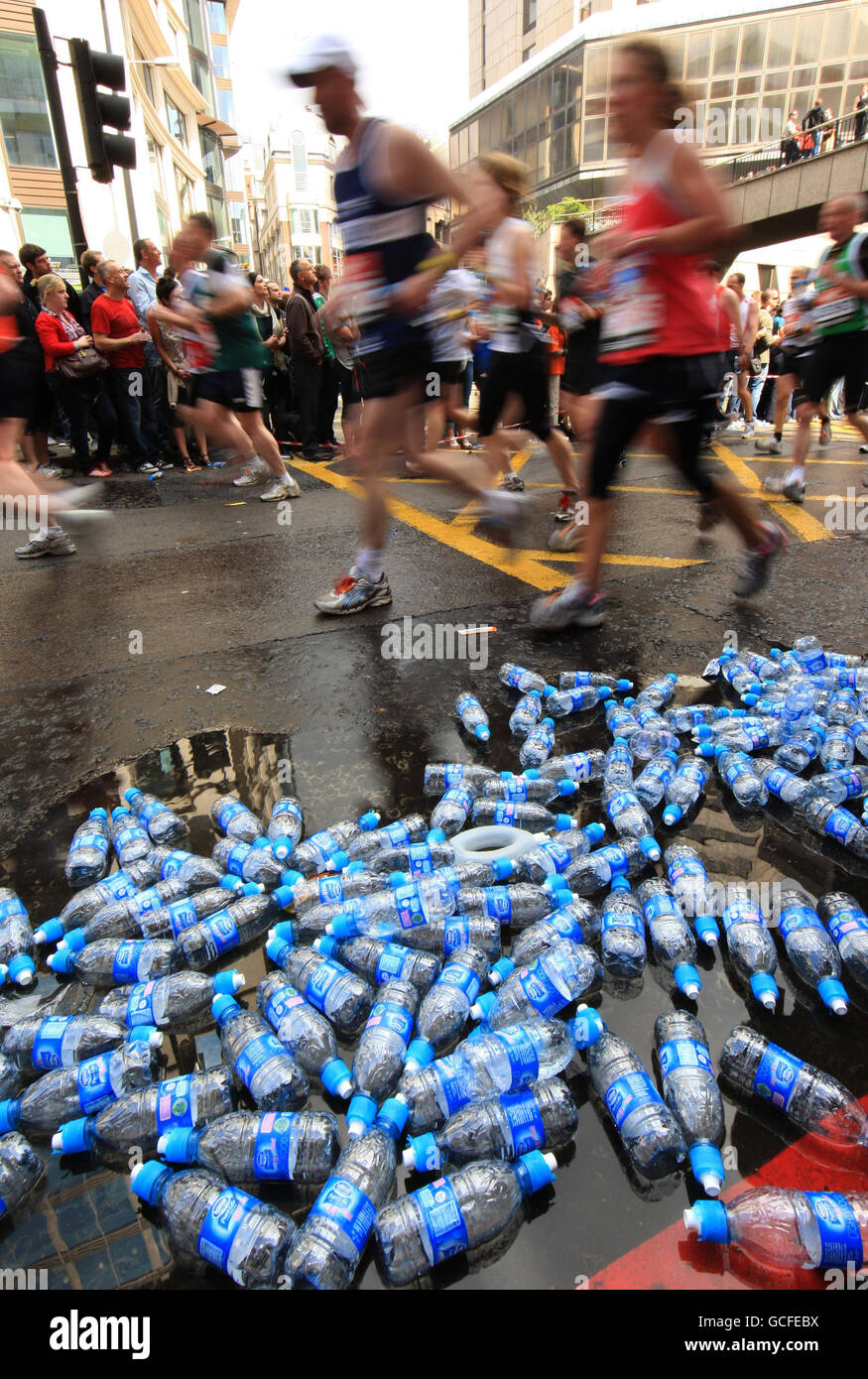Les bouteilles d'eau ont été jetées lors du marathon de Virgin London, à Londres, en 2010. Banque D'Images