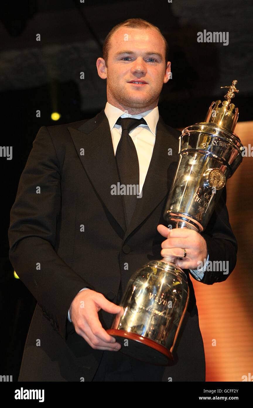 Wayne Rooney de Manchester United avec son prix joueur de l'année PFA Players, au PFA Player of the Year Awards 2010 à l'hôtel Grosvenor House de Londres. Banque D'Images