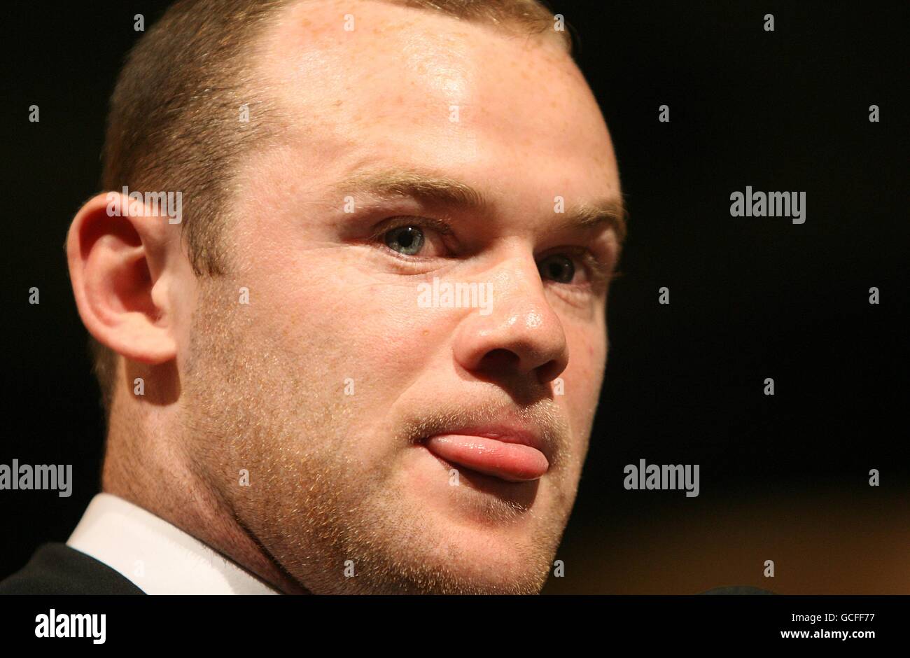 Wayne Rooney de Manchester United avec son prix joueur de l'année PFA Players, au PFA Player of the Year Awards 2010 à l'hôtel Grosvenor House de Londres. Banque D'Images