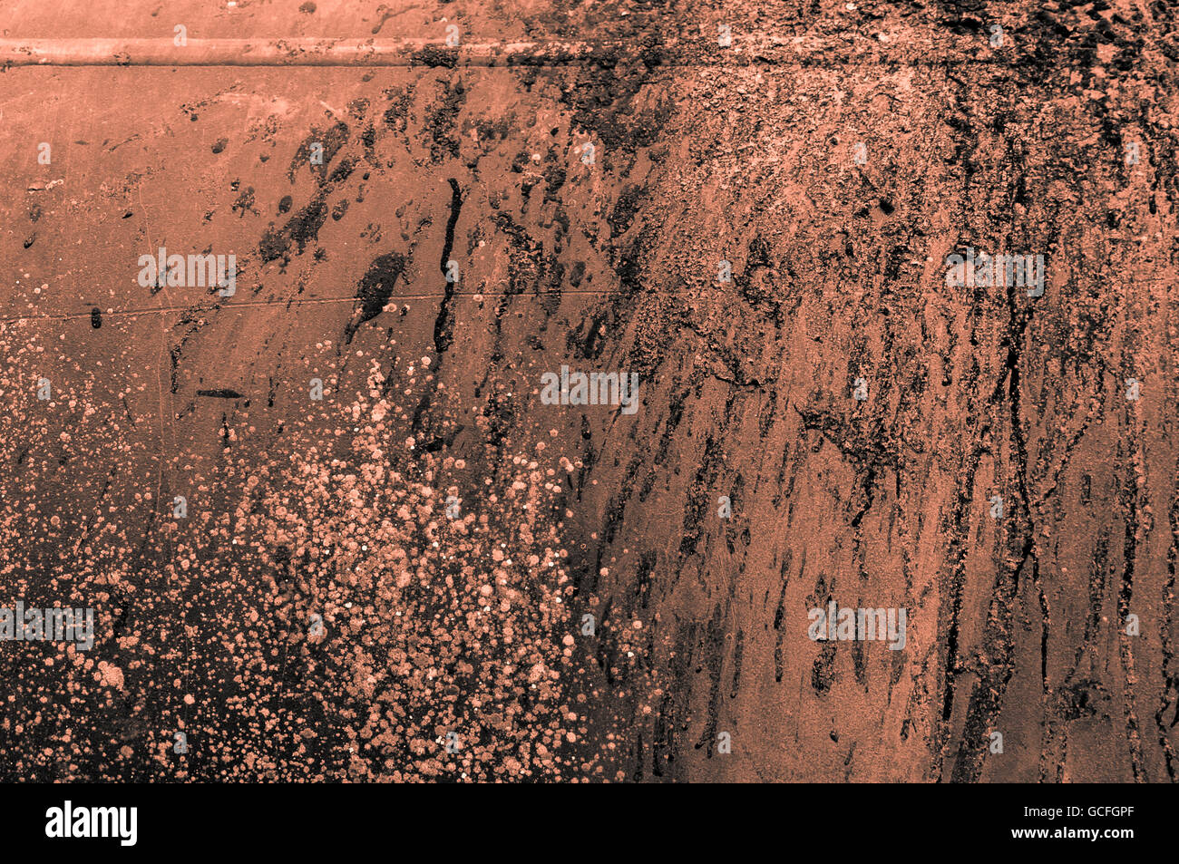 Vieux orange rouille orangée grisâtre metal fer mur avec des éclaboussures de couleurs Banque D'Images