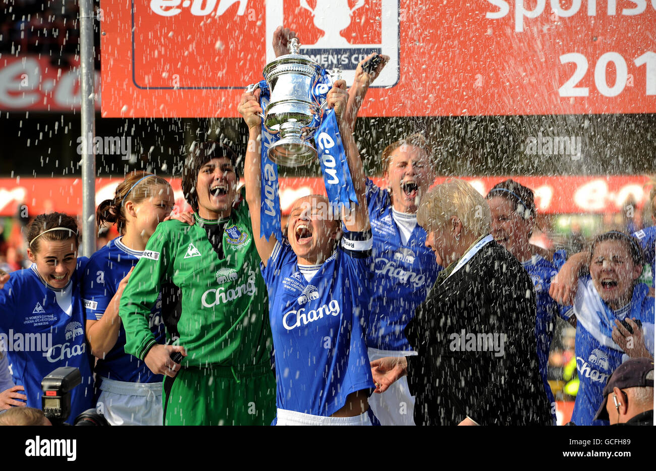 Football - coupe féminine FA - finale - Everton contre Arsenal - City Ground.Jodi Handley d'Everton célèbre la coupe FA lors du match final de la coupe FA pour femmes au City Ground, à Nottingham. Banque D'Images