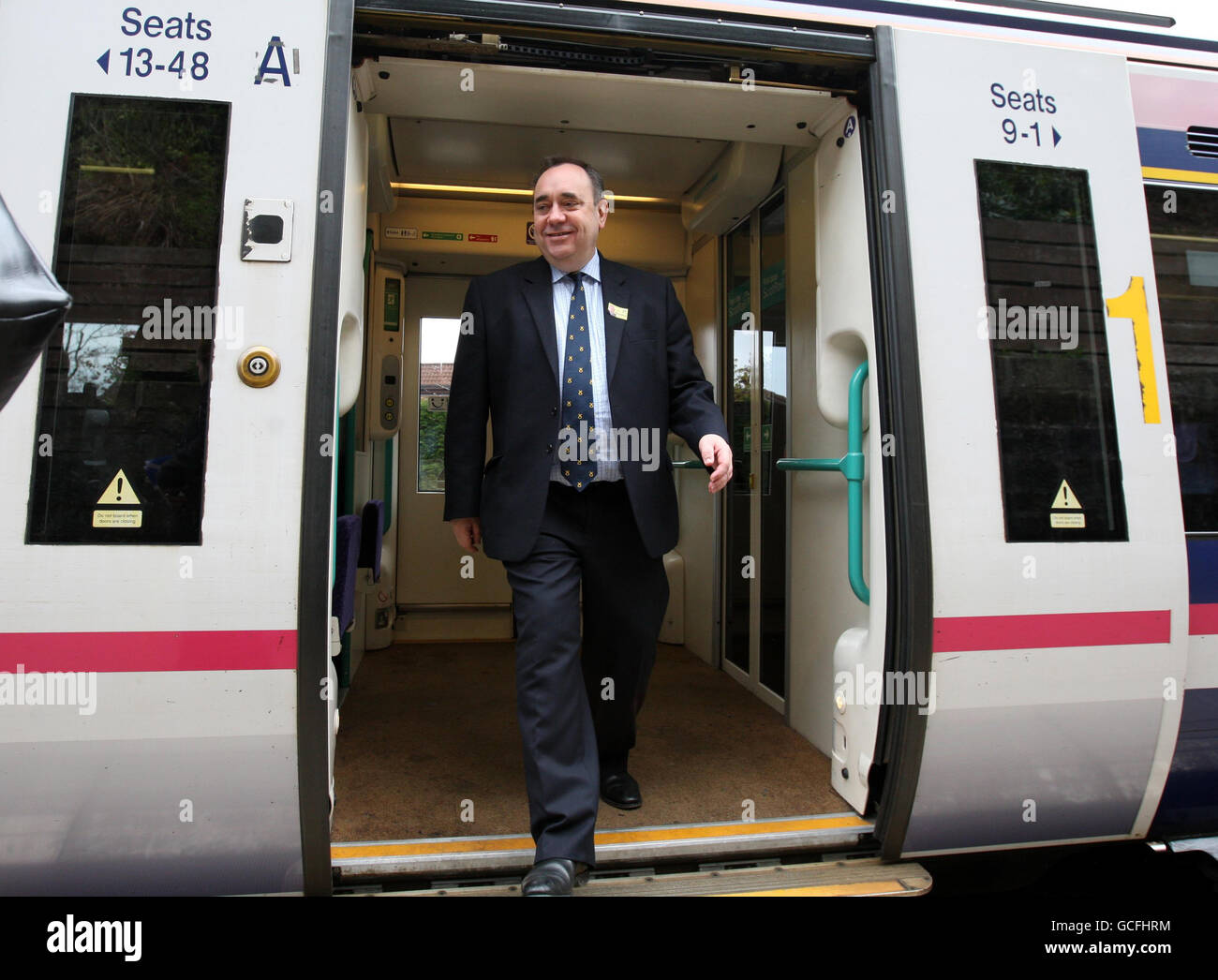 Le leader du SNP, Alex Salmond, arrive à Falkirk lors d'une visite guidée des principaux sièges électoraux du pays. Banque D'Images