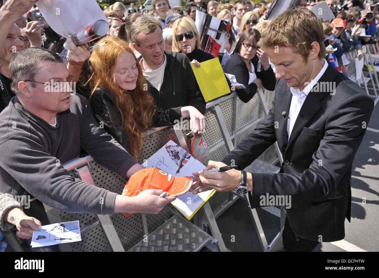 2009 Champion du monde des pilotes de Formule 1 Jenson Button signe des autographes pour les fans lorsqu'il reçoit la liberté de la ville de Frome, dans le Somerset. Banque D'Images