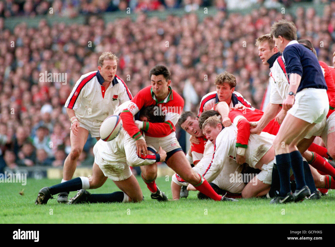 5 NATIONS RUGBY UNION. NIGEL DAVIES, PAYS DE GALLES, S'ATTAQUE À BEN CLARKE, ANGLETERRE Banque D'Images