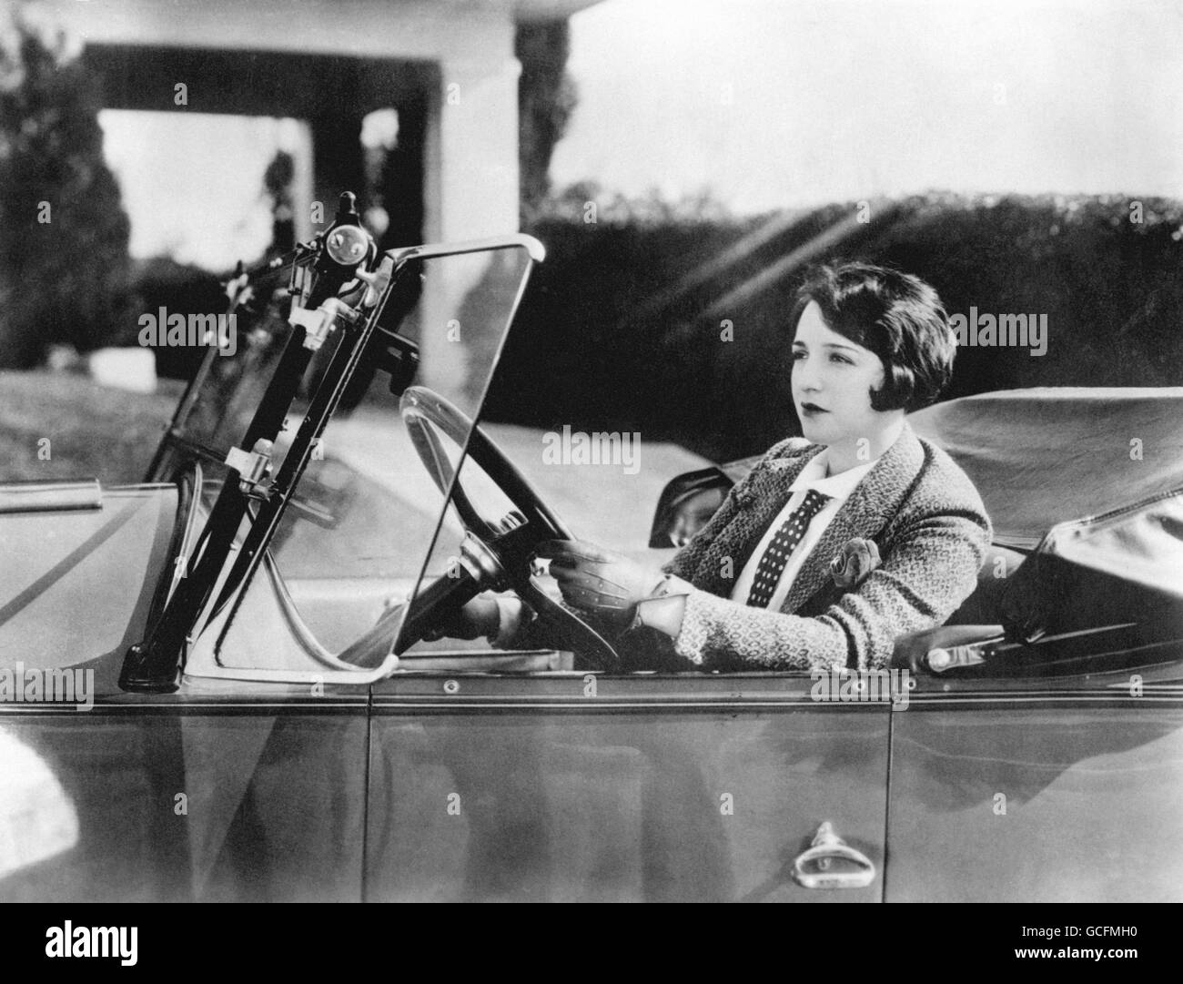 Films silencieux - Bebe Daniels - Hollywood.Bebe Daniels, star de cinéma américaine silencieuse, au volant de sa voiture. Banque D'Images