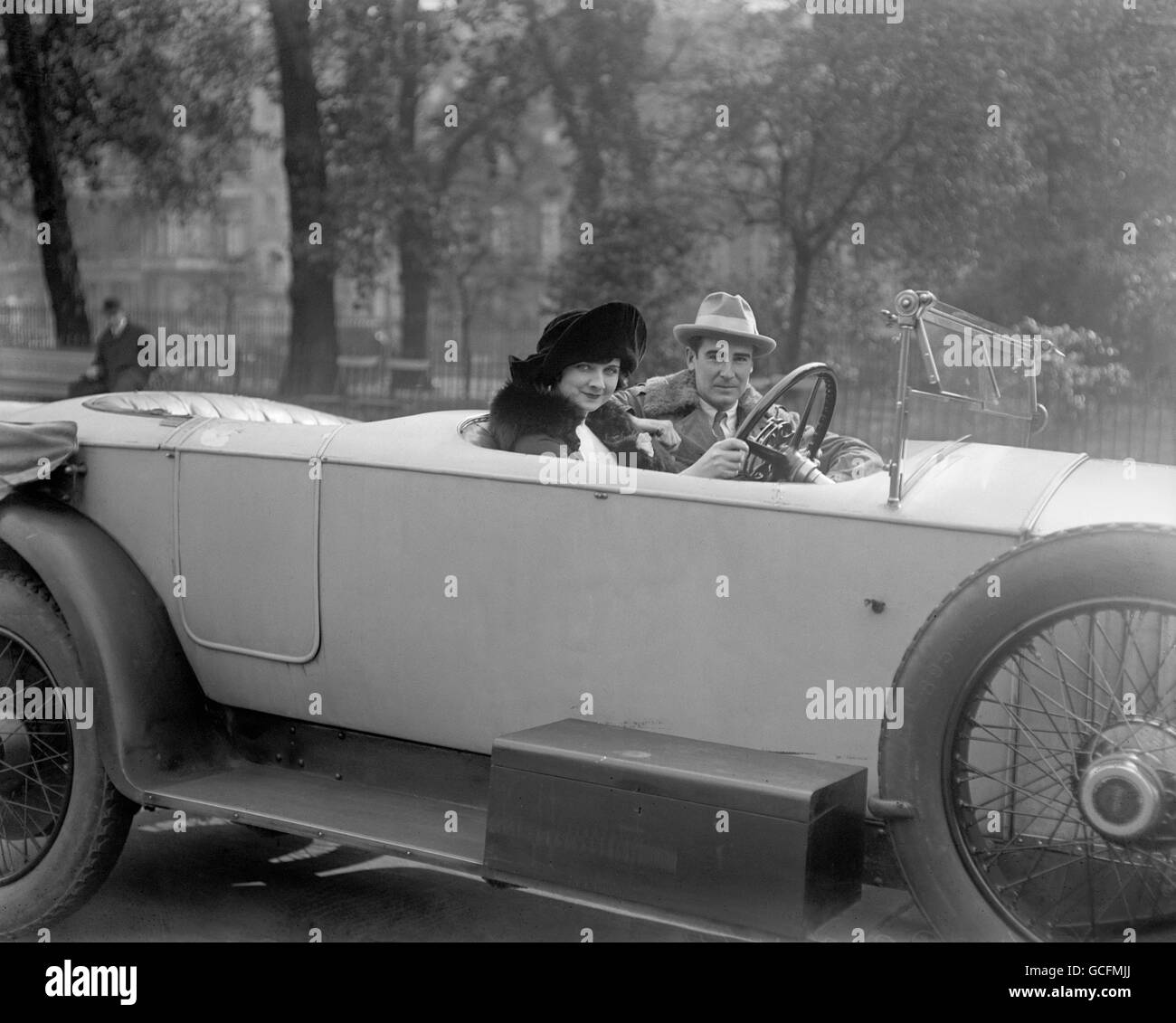 Le réalisateur Rex Ingram avec sa femme, l'actrice Alice Terry, en route pour Hyde Park, Londres. Banque D'Images
