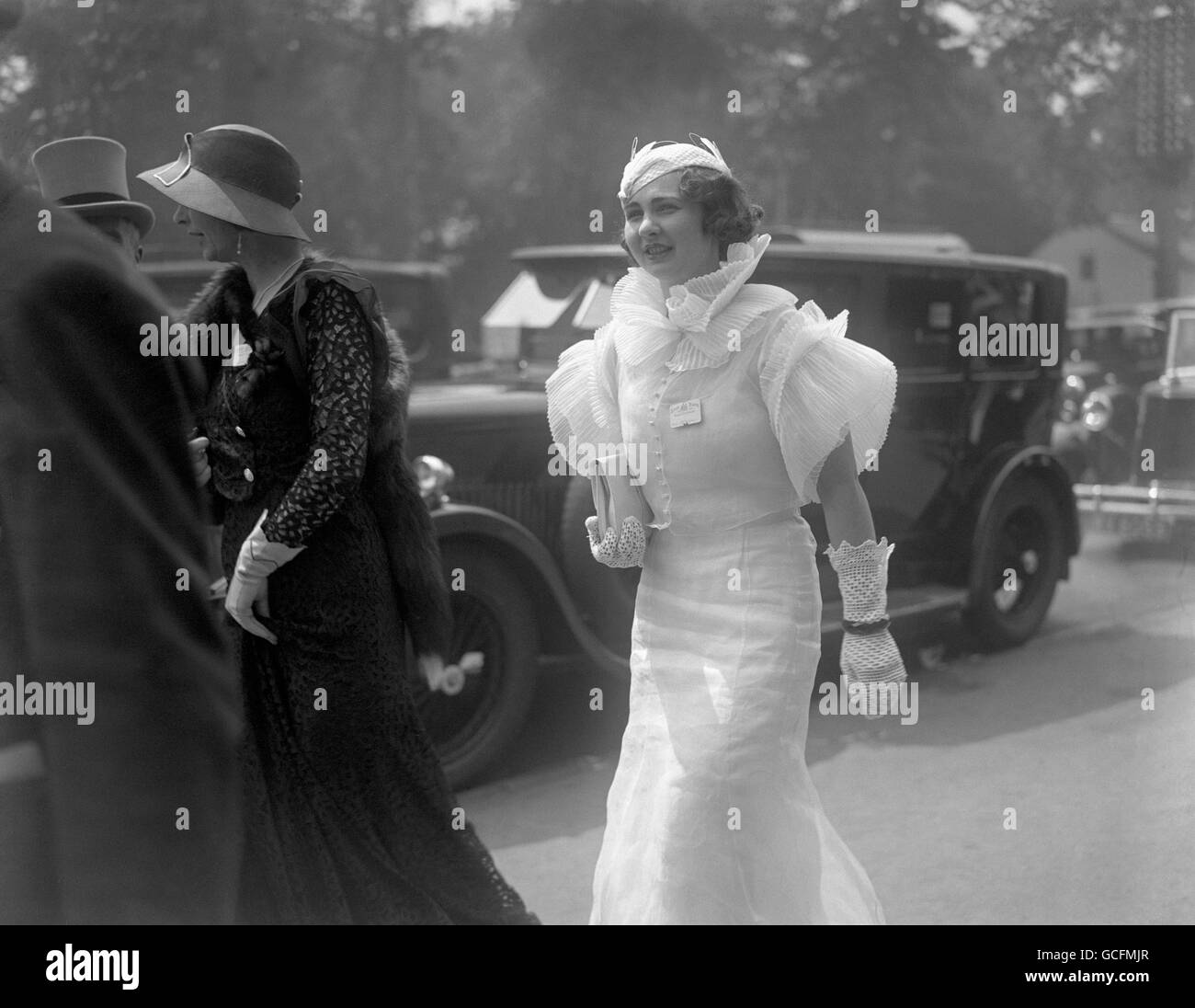 Une charmante robe organza avec chapeau et gants en crochet au Royal Ascot. Banque D'Images