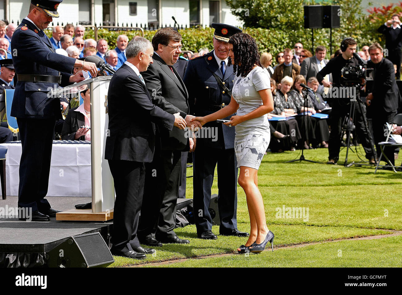 Taoiseach Brian Cowen TD (au centre), le commissaire de Garda Fachtna Murphy (à droite) et le ministre de la Justice Dermot Ahern TD présentent une médaille à la fille de Garda Henry Byrne lors d'un service dans les jardins de Dubhlinn, au château de Dublin, où un nouveau jardin commémoratif a été dévoilé en l'honneur des jardins tombés. Banque D'Images