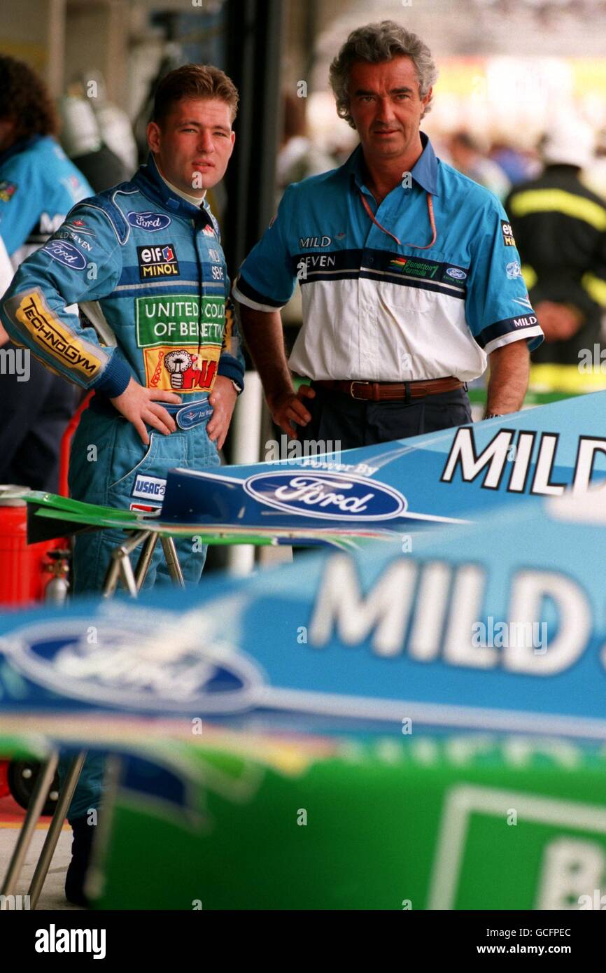 GRAND PRIX DU BRÉSIL.BENETTON FORD BOSS FLAVIO BRIATORE AVEC LE PILOTE JOS VERSTAPPEN DANS LES FOSSES Banque D'Images