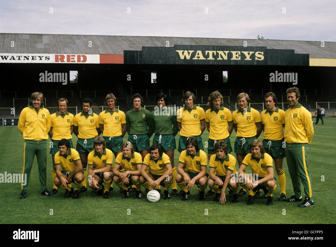 Groupe d'équipe de Norwich City. (Rangée arrière, G-D) gérant John Bond, Melvyn Machin, John Miller, Duncan Forbes, Roger Hansbury, Kevin Keelan, Martin Peters, Tony Powell, David Stringer, Douglas Livermore et l'entraîneur Ken Brown. (Première rangée, G-D) Peter Morris, Colin Suggett, Billy Steele, Chris Sullivan, Stephen Grapes, Mick McGuire et Phil Boyer Banque D'Images