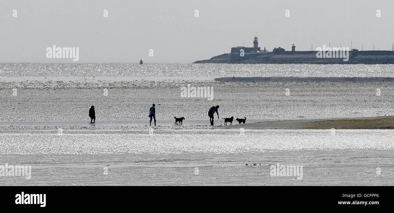 Une famille apprécie le temps chaud sur la plage de Sandymount à Dublin. Banque D'Images