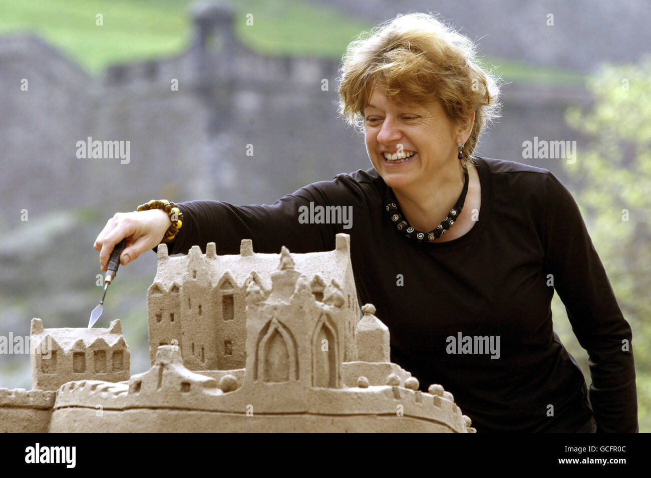 Artiste Kate Robinson avec sa sculpture sur sable sur Castle Street à Édimbourg, elle contient 100 billets d'avion et représente la cathédrale de Gaudi et le château d'Édimbourg - des monuments célèbres d'Édimbourg et de Barcelone. Banque D'Images