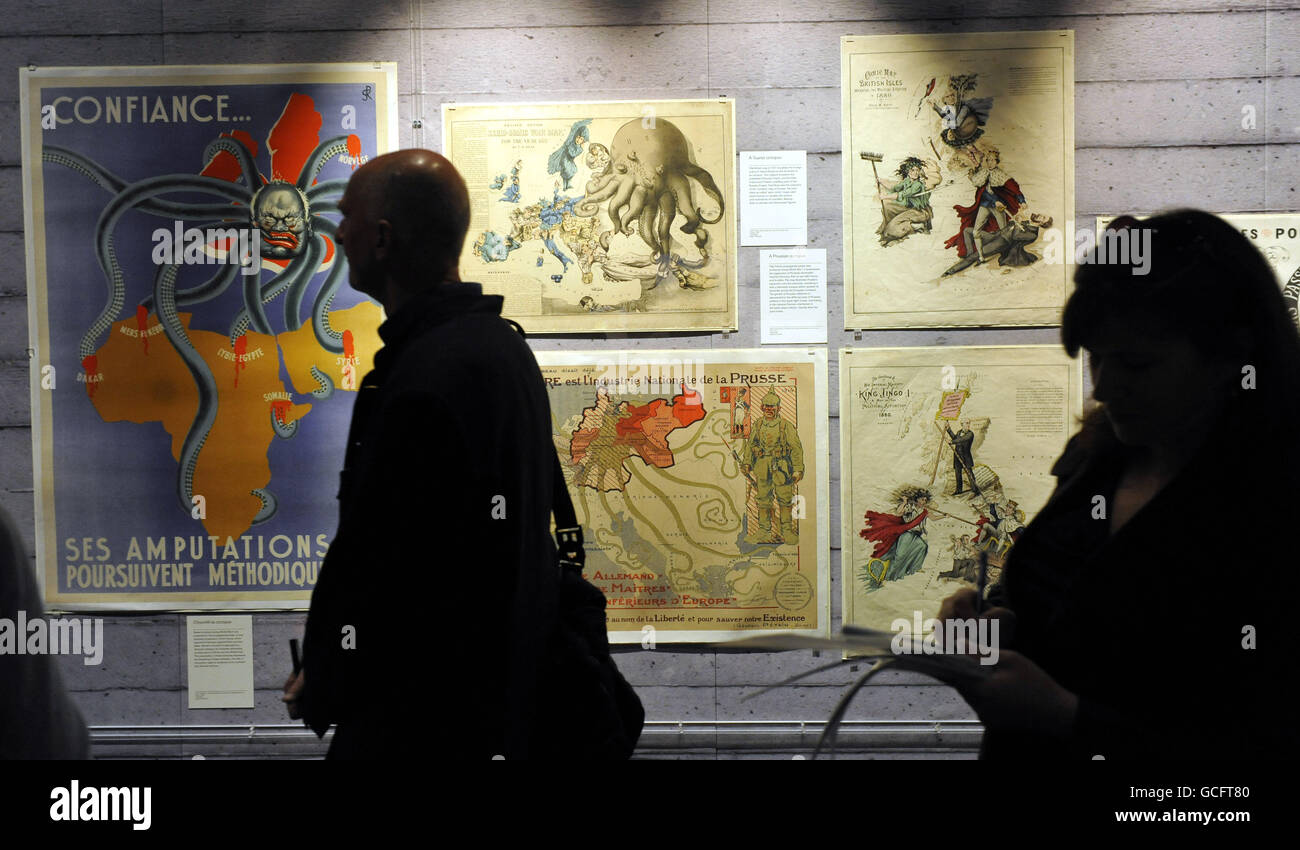 Les gens voient certaines cartes de propagande politique, qui font partie de l'exposition cartes magnifiques de la British Library. Banque D'Images