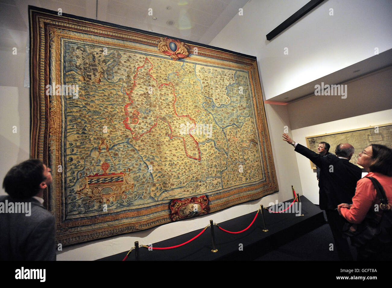 Les gens voient une tapisserie géante de carte, commandée par la famille Sheldon après 1590 pour montrer leurs exploitations dans le sud de l'Angleterre, qui fait partie de l'exposition de cartes magnifiques de la British Library. Banque D'Images