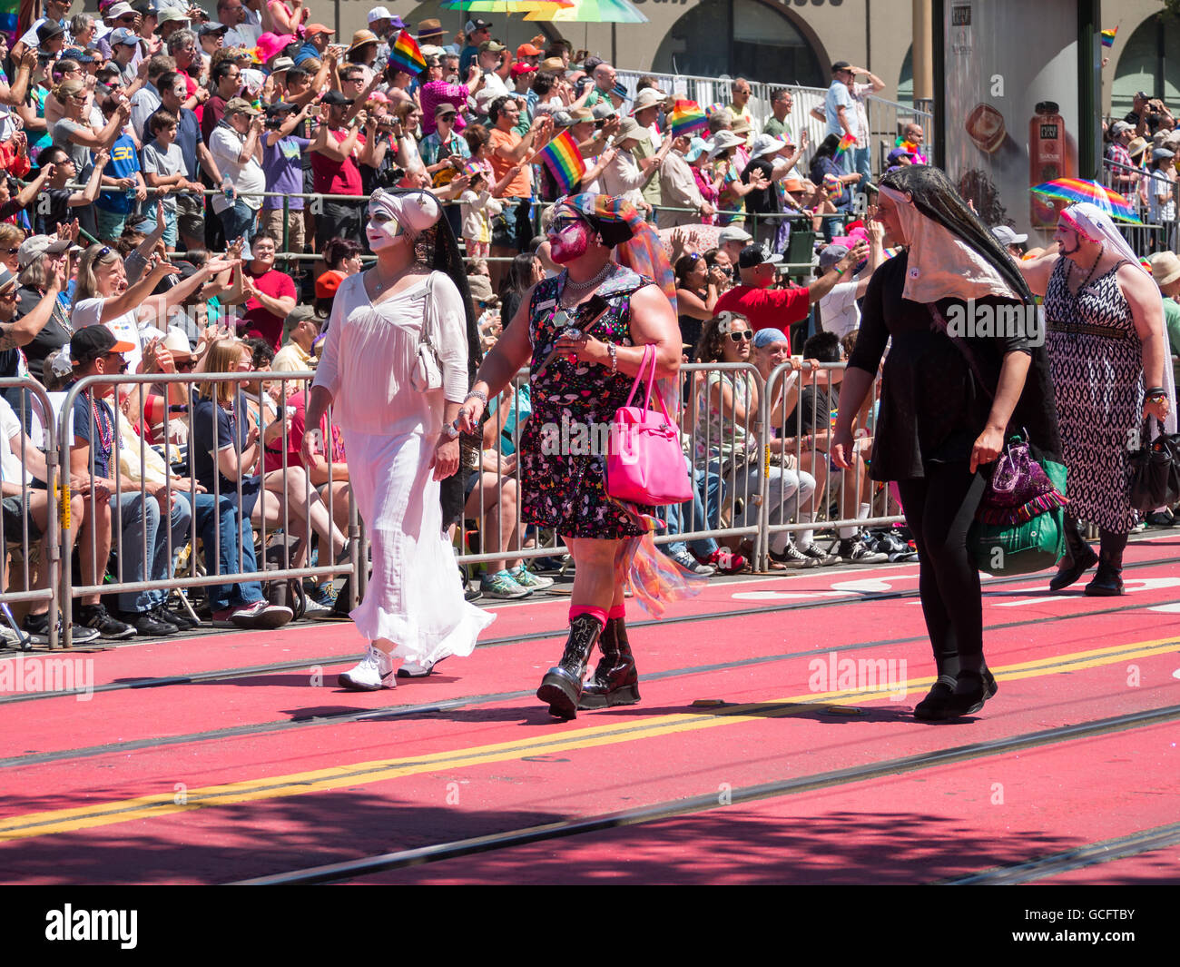 Faites glisser dans l'homme marchant à San Francisco Pride Parade 2016 Banque D'Images