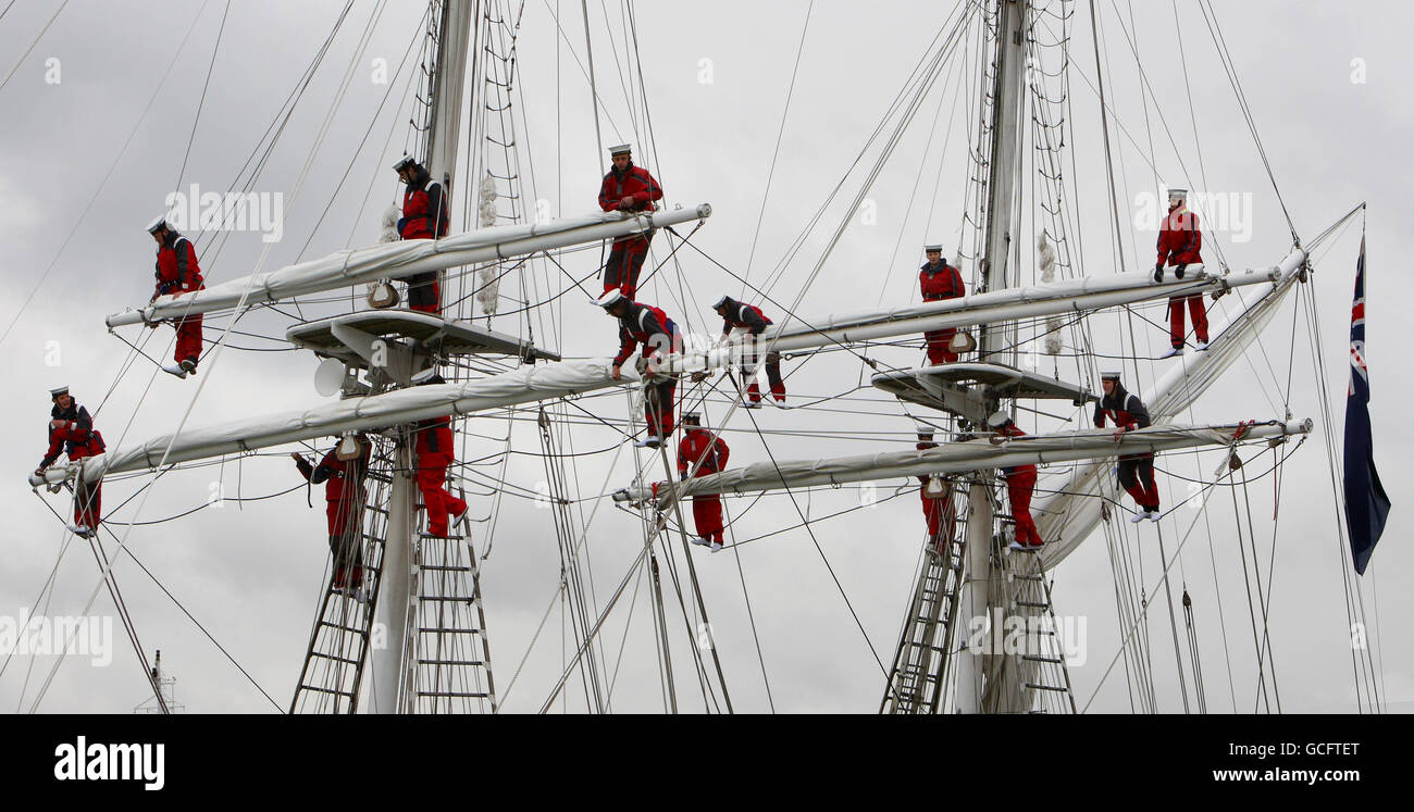 Sous un ciel gris ardoise, les jeunes Cadets de mer en peaux d'oléagineux pour protéger contre le mauvais temps homme les armes de cour du navire d'entraînement Royalist à Portsmouth où ils ont célébré 150 ans du mouvement. Banque D'Images