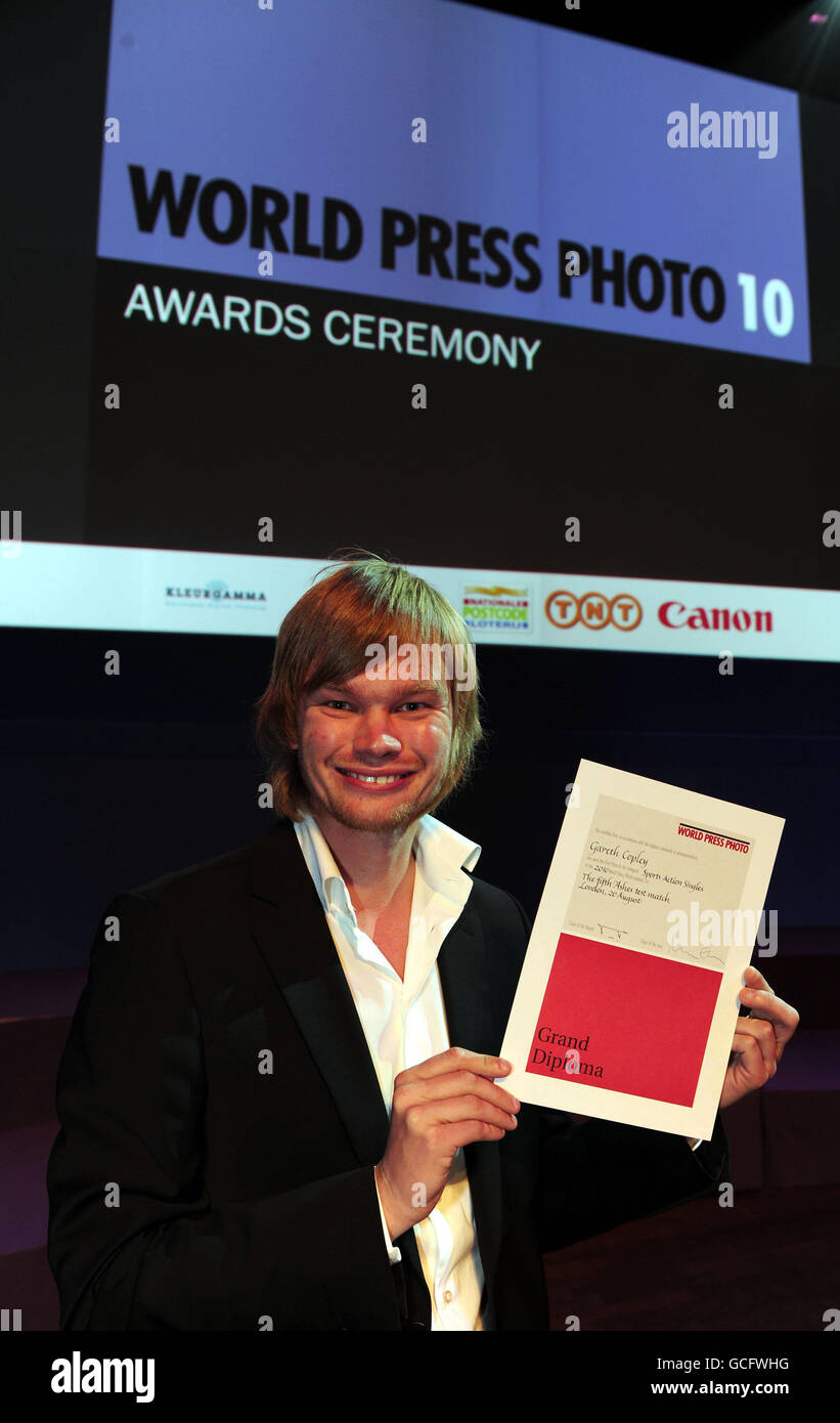 Gareth Copley, photographe de l'Association de presse, a reçu son prix pour avoir remporté la section action sportive lors de la cérémonie des World Press photo Awards à Amsterdam. Banque D'Images