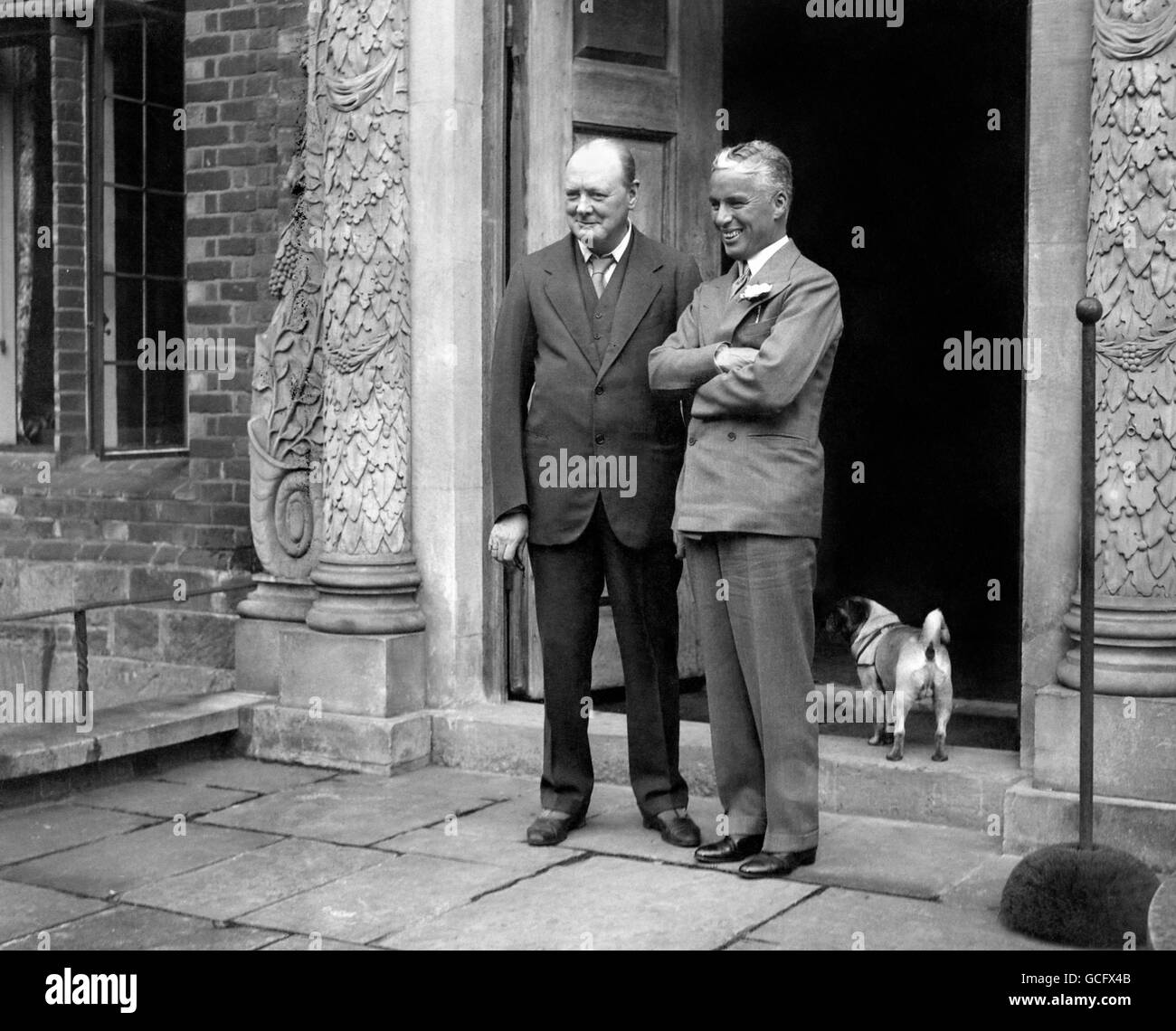 Le politicien conservateur Winston Churchill chez lui, Chartwell Manor, à Westerham, dans le Kent, et son invité, l'acteur Charlie Chaplin. Banque D'Images