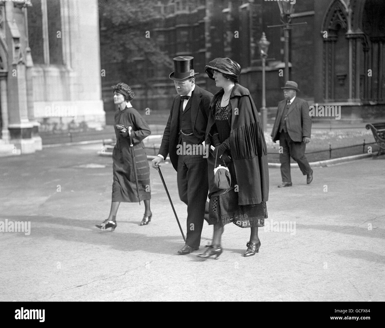 Winston et Clementine Churchill arrivant à l'abbaye de Westminster pour le service commémoratif à l'amiral de la flotte Sir Arthur Knyvet Wilson VC, GCB, OM, GCVO Banque D'Images