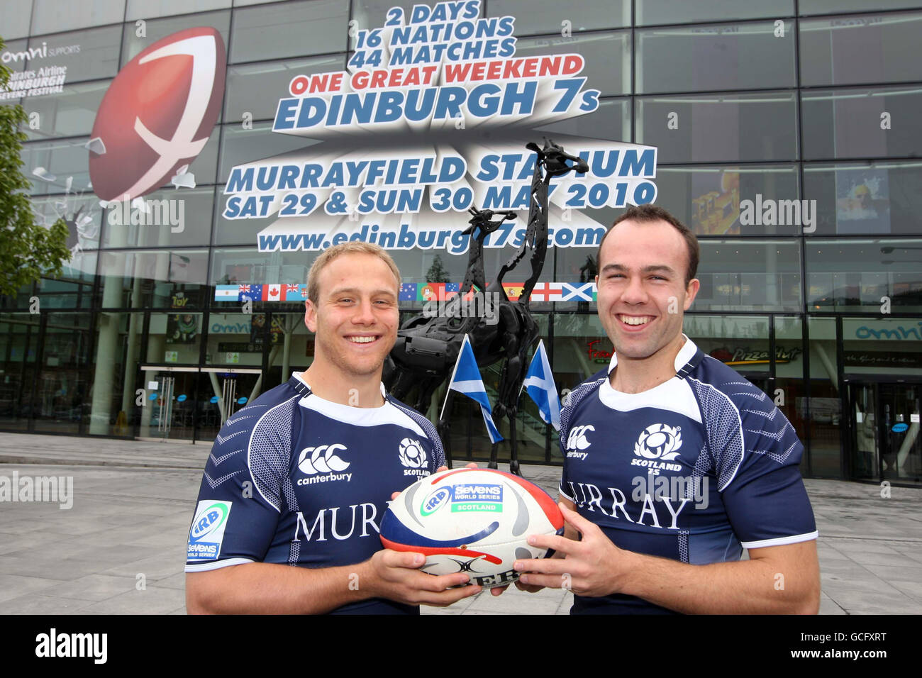 Andrew Turnbull et Micky Adamson, en Écosse, font la promotion de la compagnie aérienne IRB Emirates Airline Edinburgh 7s lors du photocall à l'Omni Centre, à Édimbourg. Banque D'Images