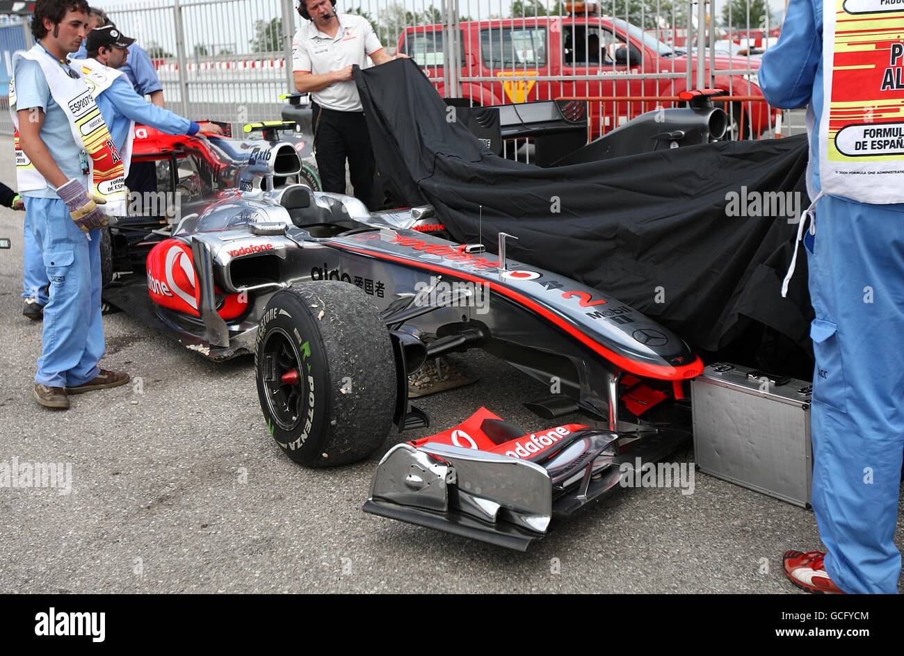 Vue générale de Lewis Hamilton de la voiture de McLaren est Parc Ferme après son accident vers la fin de l'espagnol Grand Prix Banque D'Images