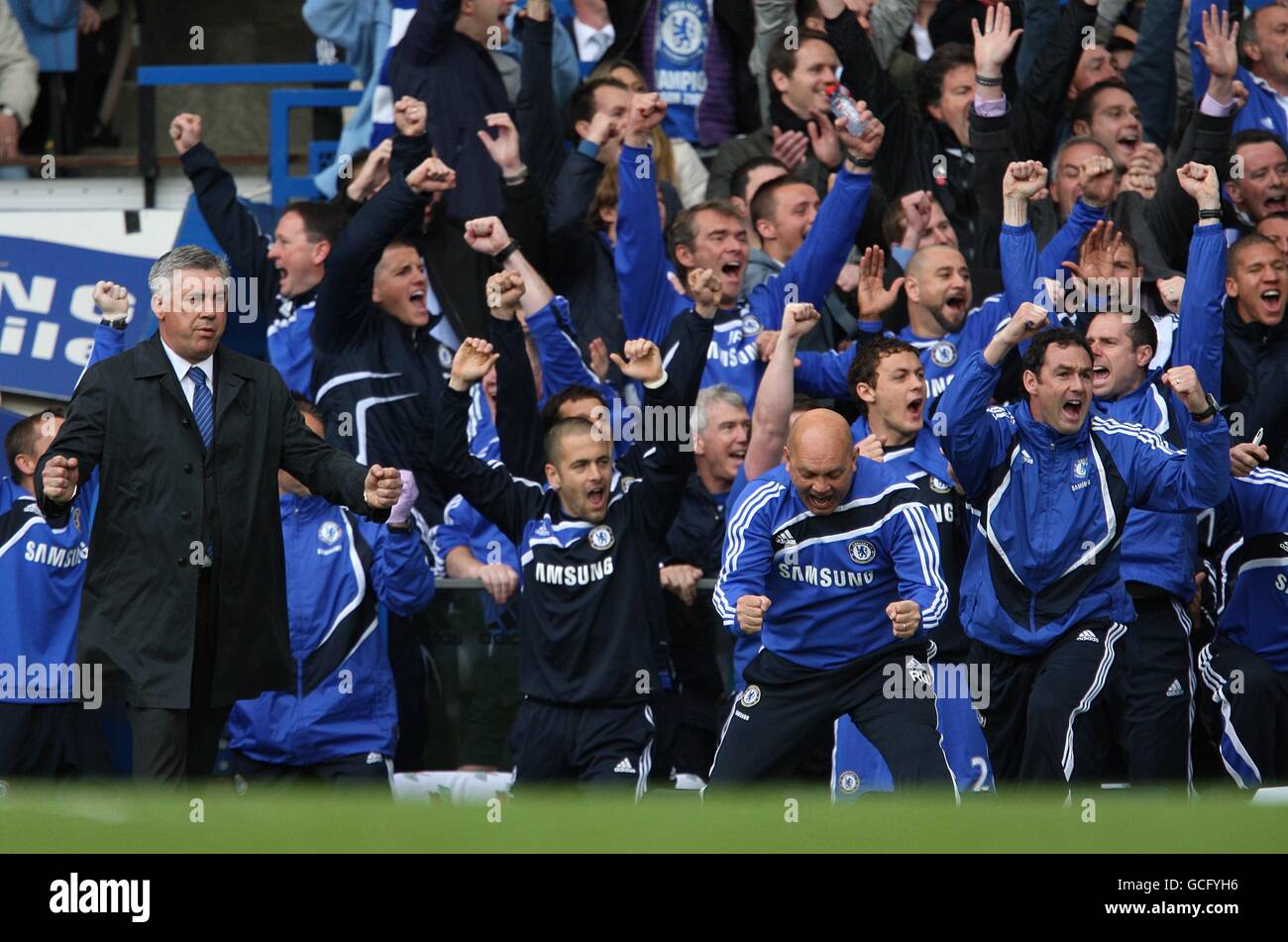 Soccer - Barclays Premier League - Chelsea / Wigan Athletic - Stamford Bridge.Carlo Ancelotti, le directeur de Chelsea (à gauche), célèbre en ligne avec son personnel après avoir pris une avance de 1-0 Banque D'Images