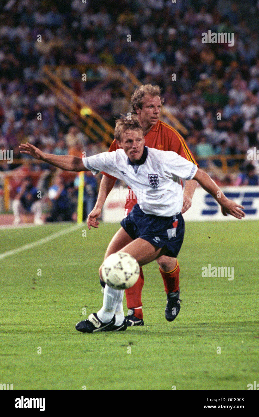 Stuart Pearce en Angleterre (devant) avec Leo Clijsters en Belgique Banque D'Images