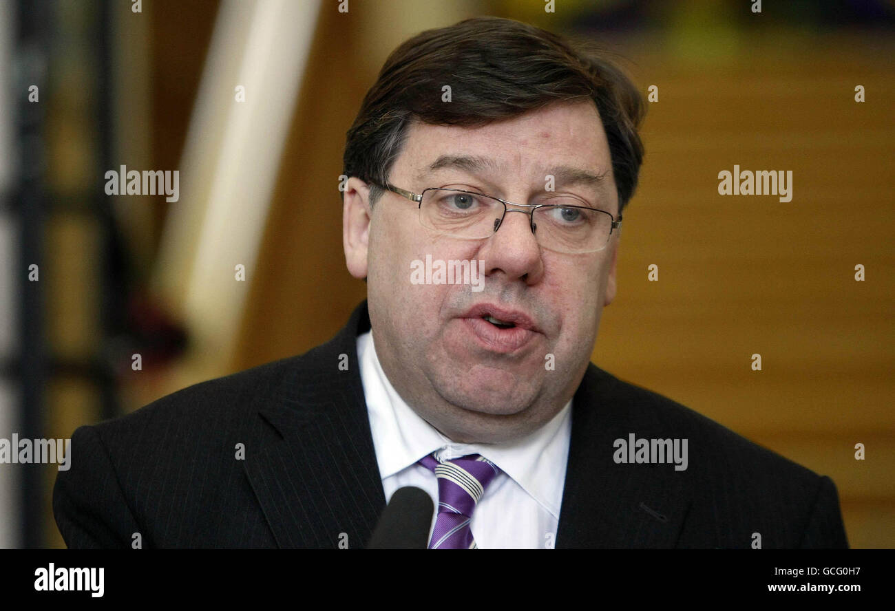 Taoiseach Brian Cowen annonce une interdiction des hauts dits juridiques un mois plus tôt que prévu lors d'une conférence de presse à Dublin. Banque D'Images