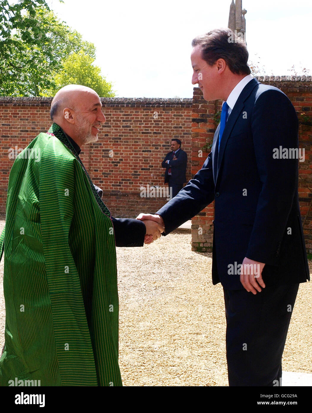 Le Premier ministre britannique David Cameron salue le président de l'Afganistan Hamid Karzaï (à gauche) sur les marches de la résidence du Premier ministre à Chequrs, Wendover, Buckinghamshire. Banque D'Images