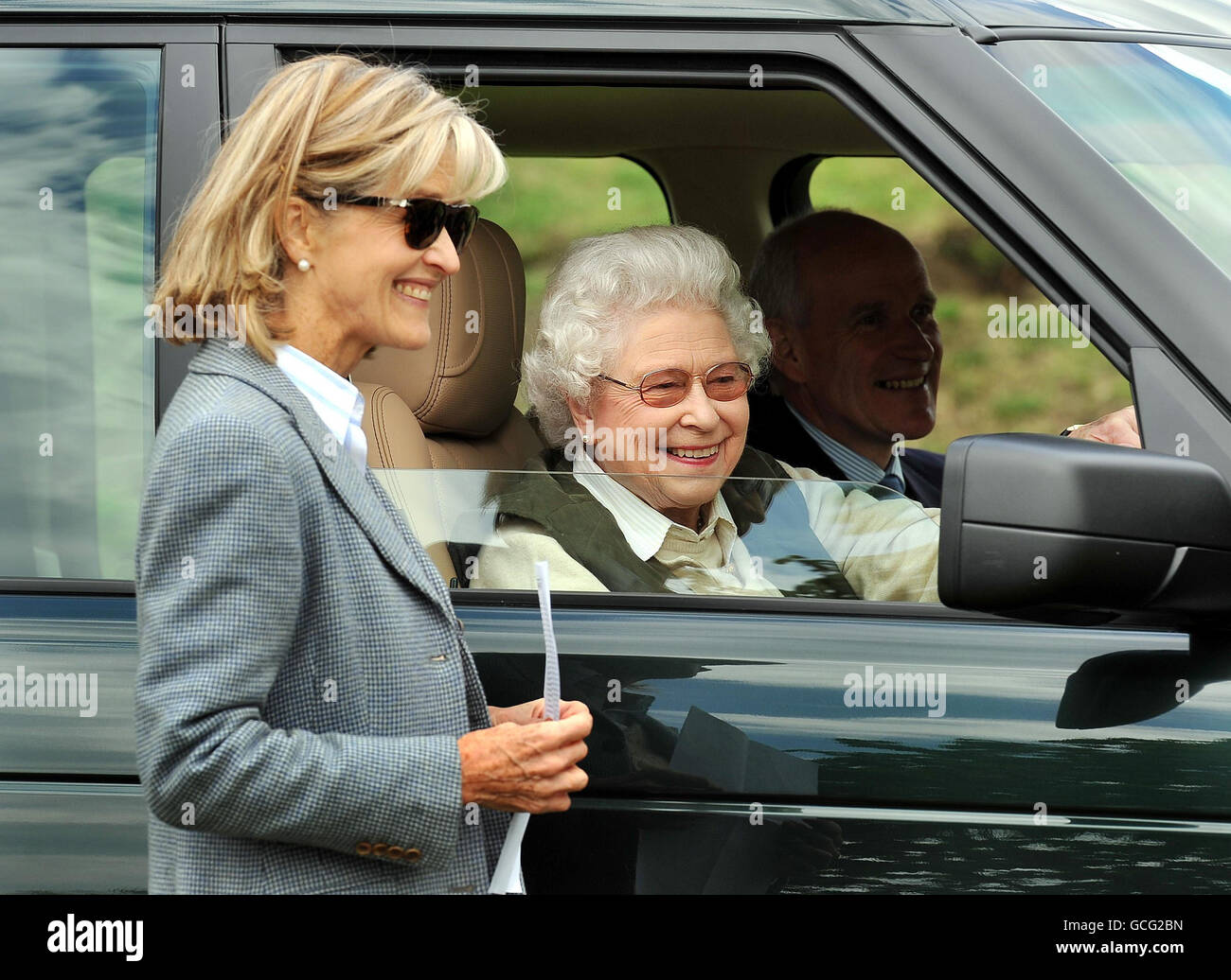 La Reine est assise dans son Land Rover alors qu'elle et Lady Brabourne regardent la compétition de calèche, au Royal Windsor Horse show dans le domaine privé du château de Windsor. Banque D'Images