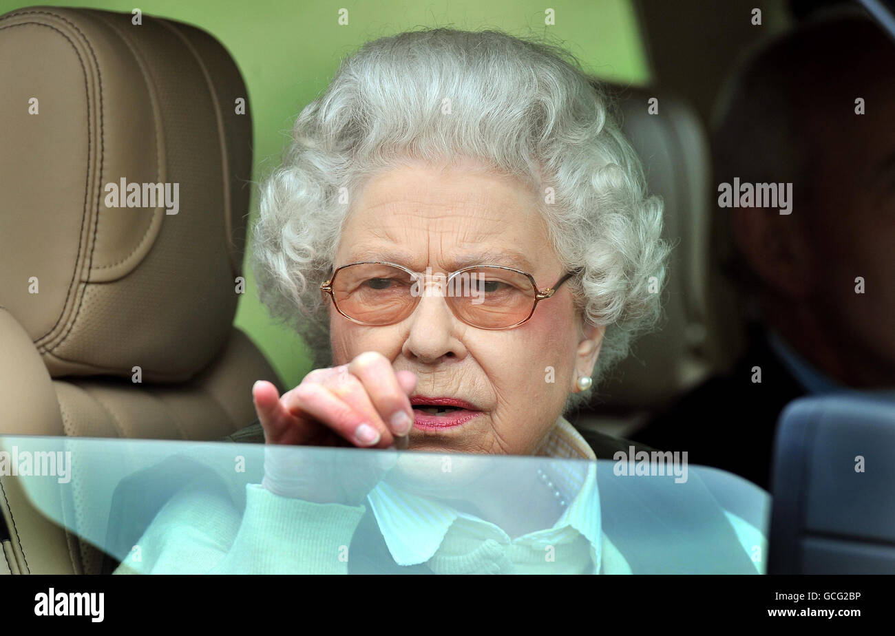 La Reine est assise dans son Land Rover pendant qu'elle regarde la compétition de calèche, au Royal Windsor Horse show dans le domaine privé du château de Windsor. Banque D'Images