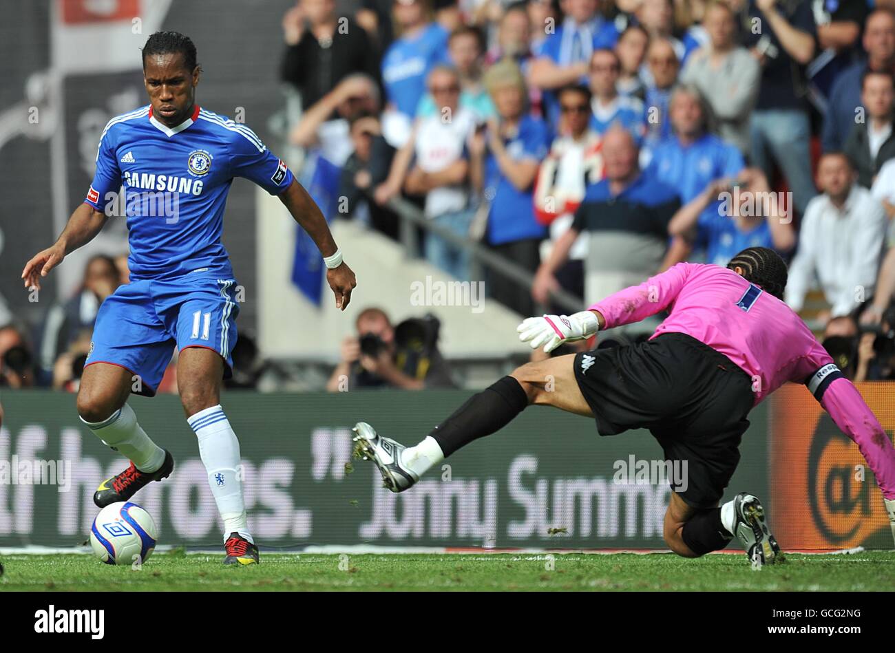 Football - FA Cup - finale - Chelsea v Portsmouth - Stade Wembley.David James, gardien de Portsmouth (à droite), fait une économie de Didier Drogba (à gauche) Banque D'Images