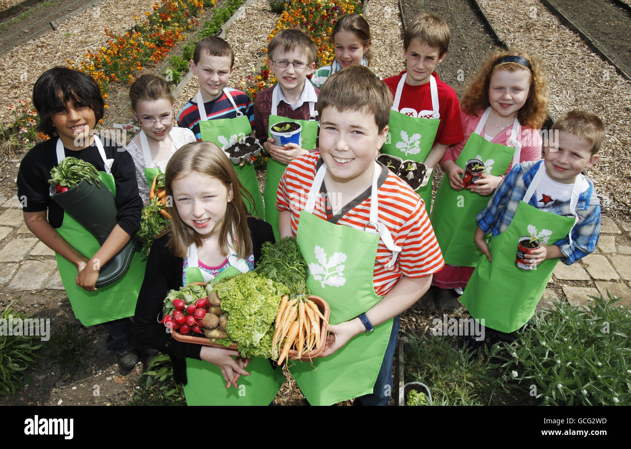 Des enfants de la National Trust's Swing Squad, une équipe de jeunes producteurs de toute l'Angleterre, du pays de Galles et d'Irlande du Nord qui veulent inspirer la prochaine génération à commencer à planter leurs propres fruits et légumes, à Osterley Park, à Middlesex. Banque D'Images