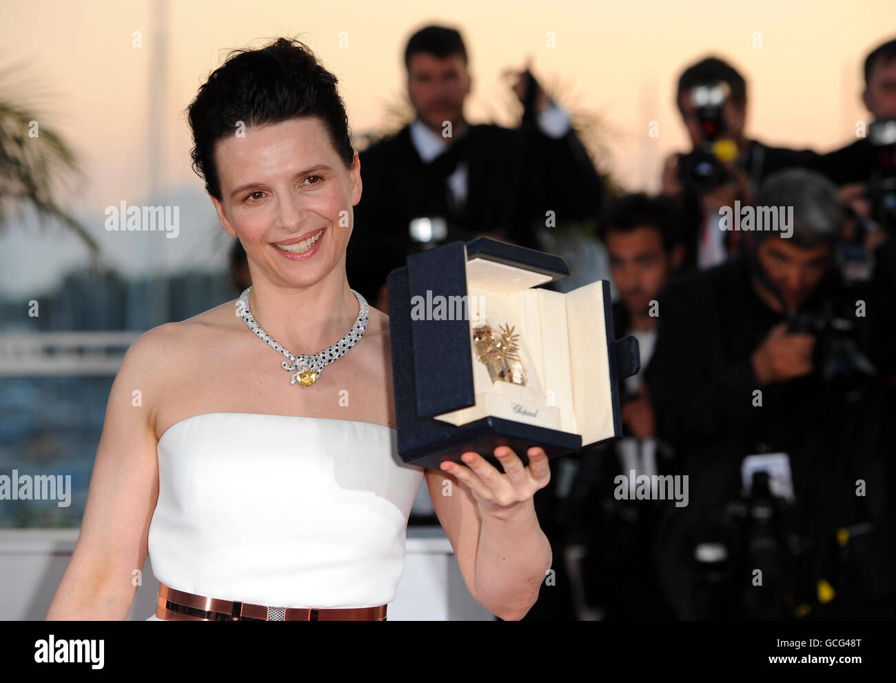 Juliette Binoche avec son prix pour la meilleure performance d'une actrice pour son rôle en copie certifiée au 63e Festival de Cannes, France. Banque D'Images