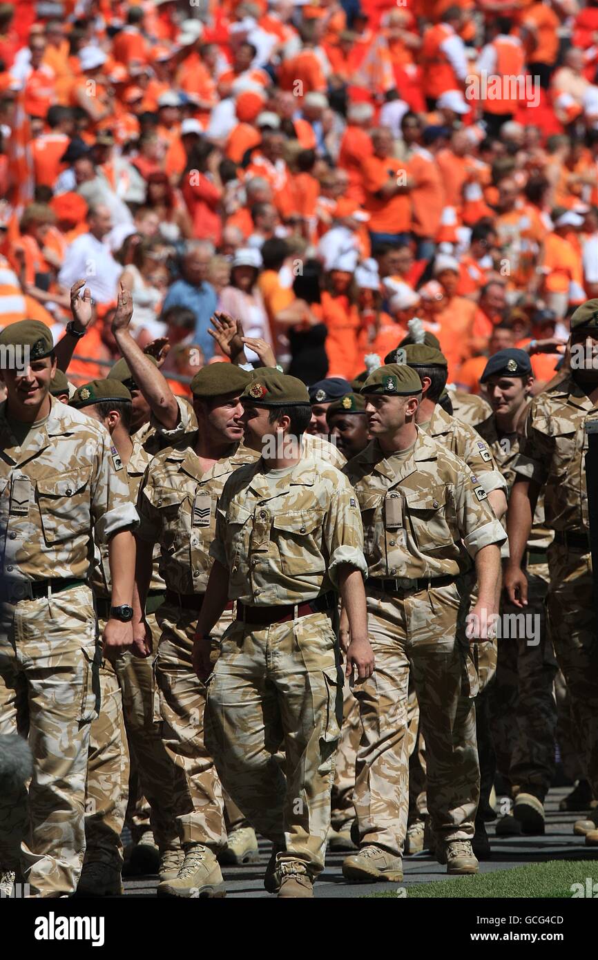 Football - Championnat de la ligue de football Coca-Cola - finale de jeu - Blackpool v Cardiff City - Wembley Stadium. Les soldats défilent dans le stade avant le match Banque D'Images