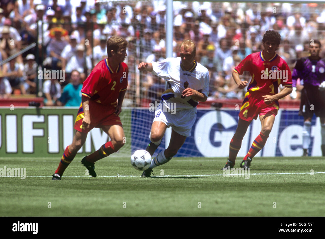Football - coupe du monde USA 1994 - Quarter finals - Suède / Roumanie - Stanford Stadium.DaN Petrescu, un roumain, est soumis à la pression de Klas Ingesson, un suédois Banque D'Images