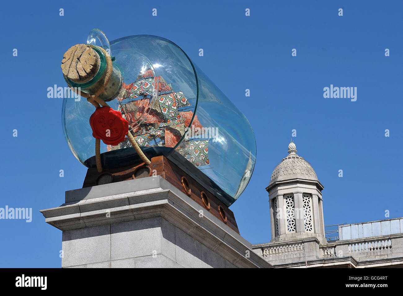 La nouvelle œuvre de l'artiste Yinka Shonibare, le Nelson's Ship in A Bottle, est dévoilée sur la quatrième plinthe de Trafalgar Square, à Londres. Banque D'Images
