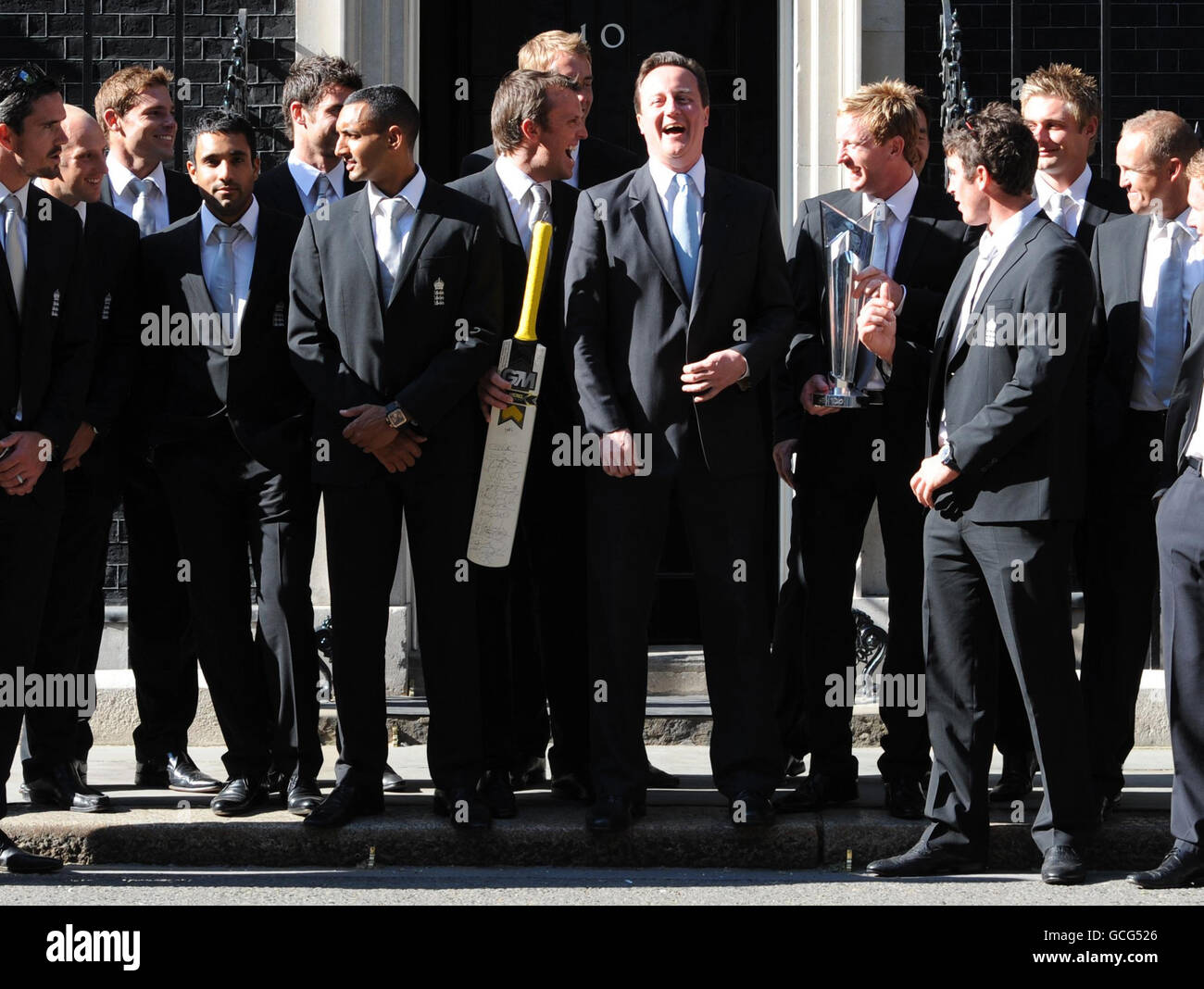 Le Premier ministre David Cameron rencontre l'équipe de cricket de l'Angleterre 20/20 à l'extérieur du 10 Downing Street, dans le centre de Londres, à la suite d'une réception pour célébrer leur victoire. Banque D'Images