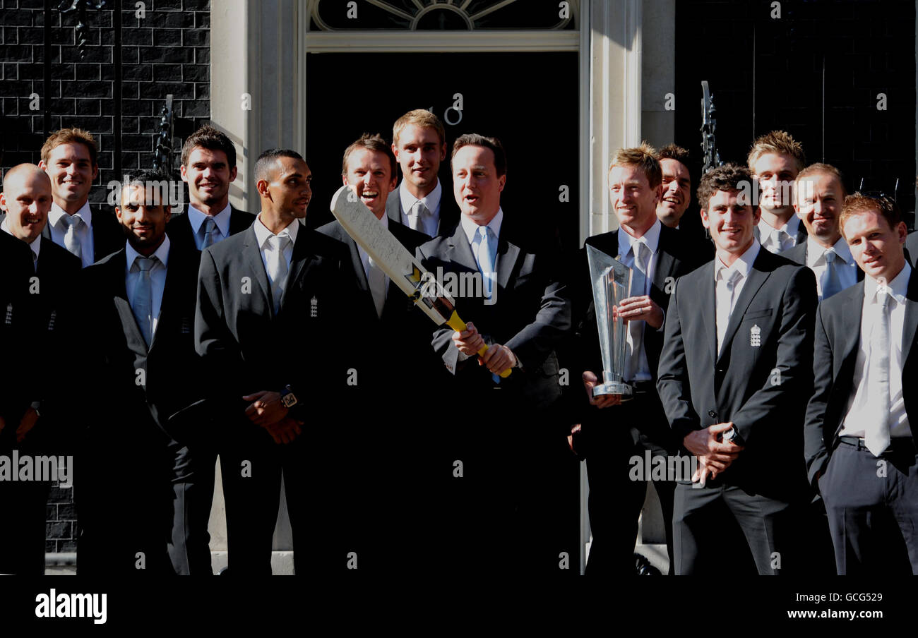 Le Premier ministre David Cameron rencontre l'équipe de cricket de l'Angleterre 20/20 à l'extérieur du 10 Downing Street, dans le centre de Londres, à la suite d'une réception pour célébrer leur victoire. Banque D'Images