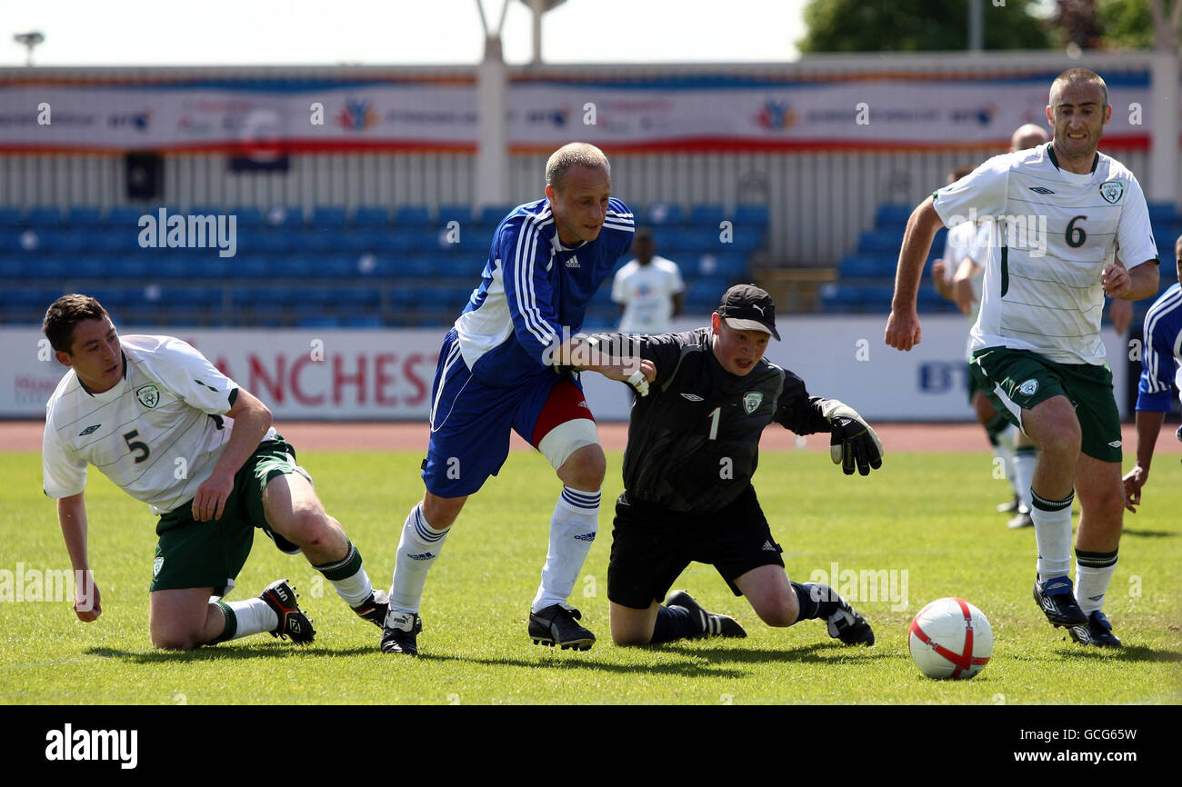 Matt Dimbylow, de la Grande-Bretagne, a sauvé ses efforts par Brian McGillivary, de la République d'Irlande, lors de la coupe du monde paralympique de football lors de la coupe du monde paralympique BT à Sport City, Manchester. Banque D'Images