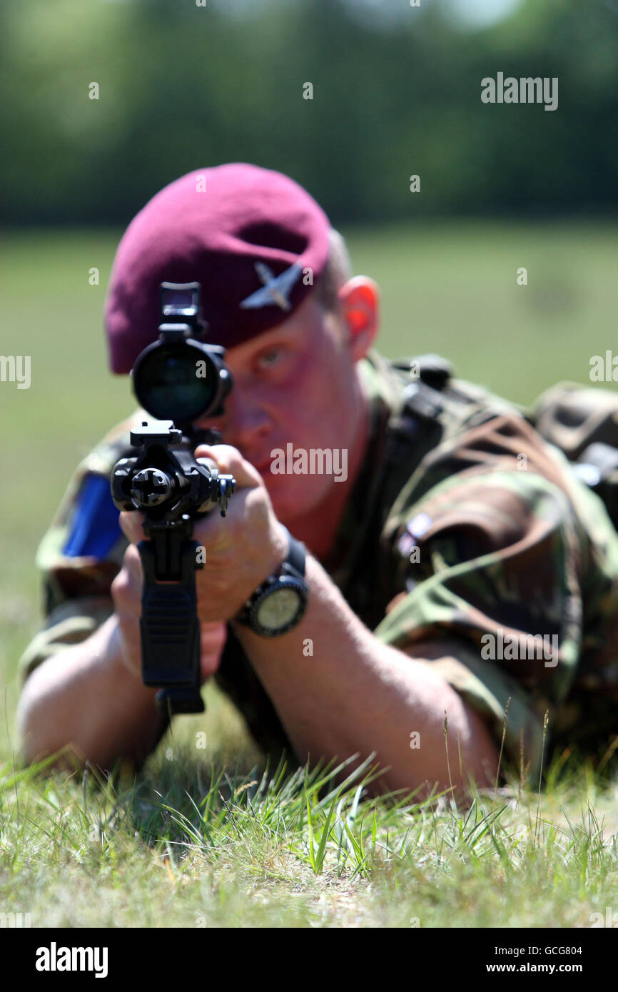 Photo non publiée d'un soldat du 2 Para faisant la démonstration du nouveau fusil Sharpshooter lors d'une journée portes ouvertes au Collège d'entraînement de l'Armée de terre de Pirbright, Surrey. Les Royal Marines servant en Afghanistan sont devenues les premières troupes britanniques à utiliser un nouveau fusil à longue portée puissant sur la ligne de front, a annoncé aujourd'hui le ministère de la Défense. Banque D'Images