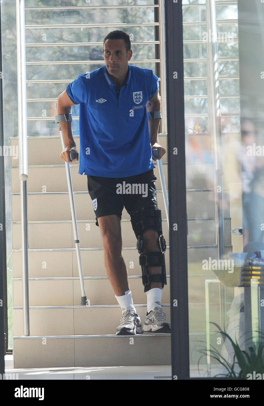 Le Rio Ferdinand d'Englands descend dans les escaliers lors d'une séance d'entraînement au complexe sportif Royal Bafokeng, à Rutenburg, en Afrique du Sud. Banque D'Images