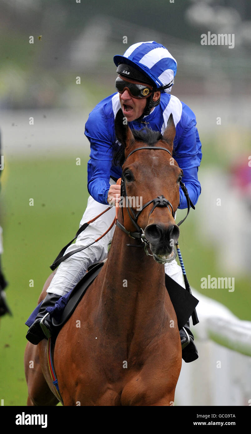 Courses hippiques - Festival de mai - totesport Cup Day - Hippodrome de Chester.Aram, monté par Richard Hills, remporte la course Bentley Motors handicap à Chester Banque D'Images