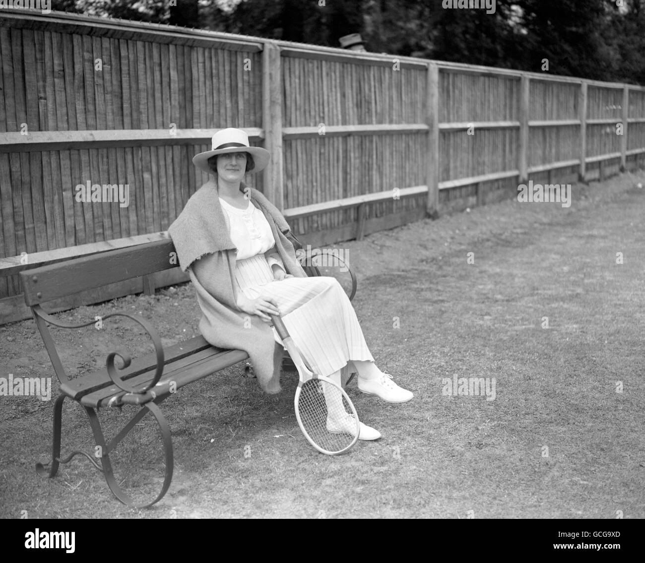 Clementine Churchill, épouse de Winston Churchill (secrétaire d'État à la guerre), jouant au tennis à Surbiton. Banque D'Images